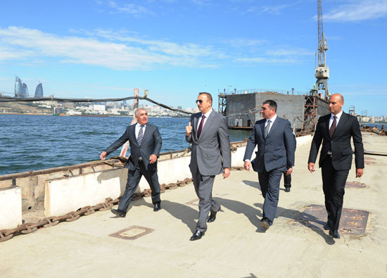 İlham Əliyev Bakı-Ələt avtomobil yolunun 2-4-cü kilometrliyində həyata keçirilən inşaat işlərinin gedişi ilə tanış olub(FOTO)